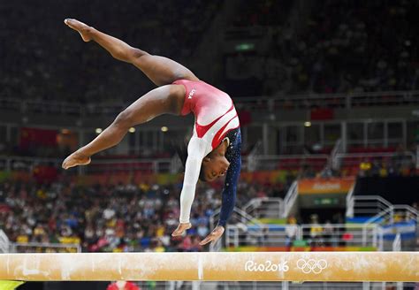 Núcleo de ginástica olímpica em nova iguaçu. Simone Biles prestes a virar a ginástica olímpica de pernas para o ar - PÚBLICO