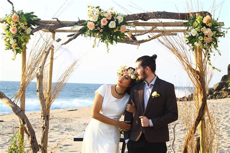 Фотографии Жених свадьбе Невеста Мужчины Влюбленные пары пляже два