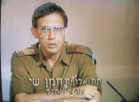 דר נחמן שי, תאל במי״ל, היה דובר צהל בתקופת מלחמת המפרץ ועשה מגוון תפקידים בשרות הציבורי בארץ ובחו״ל ובהם מפקד גלי צה״ל, יו״ר רשות השידור ומנכ״ל משרד המדע, התרבות והספורט. מלחמת המפרץ: נחמן שי נזכר בימיו כ"המרגיע הלאומי" | מעריב