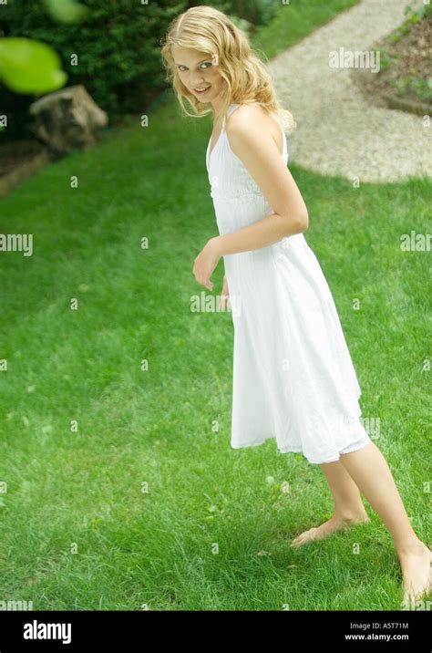Junge Frau Trägt Weißes Kleid Barfuß Auf Dem Rasen Stehen Stockfotografie Alamy