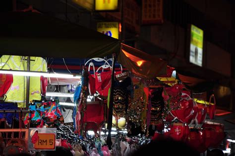 Kelmarin, malaysia melaporkan 6,806 kes baru koronavirus, peningkatan jangkitan harian terbesar. Picture Gallery: Pasar Malam in Sri Petaling, KL - 23 Dec 2007