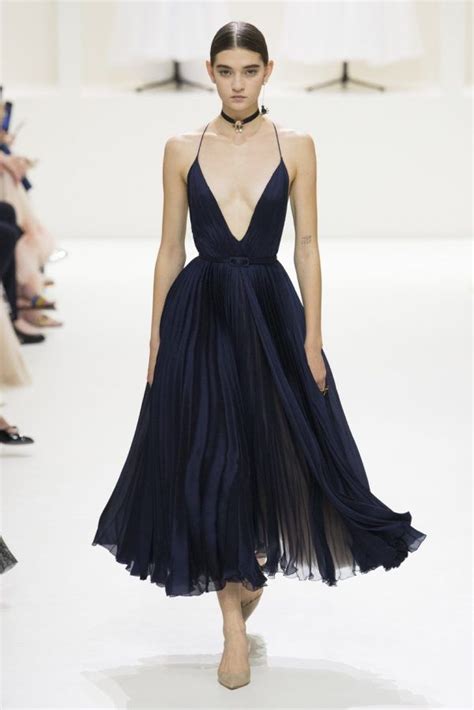 Gli abiti da sera 2019 presentati in. Elegance at its finest chez Christian Dior: pictures and ...