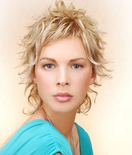 La quarantena per l'emergenza coronavirus in italia ha creato una nuova necessità: Tagli capelli corti spettinati