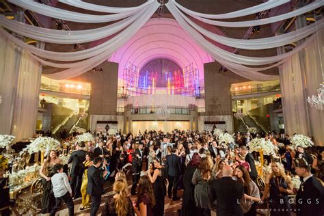 Ashley And Toms New Years Eve Wedding At The Ronald Reagan Building In