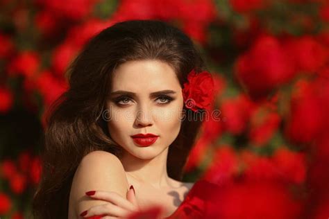 All Aperto Ritratto Della Donna Naturale Di Bellezza In Rose Rosse