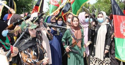 In afghanistan tira una brutta sharia: Afghanistan, donne in piazza armate, 'resisteremo ai ...