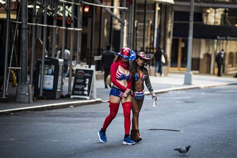 Naked Cowboy And Times Square Characters Are Left Without Crowds In The Covid Pandemic Vox