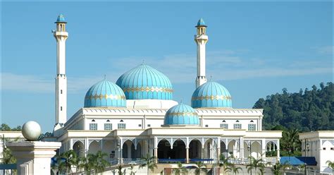Di depan gerbang besar masjid berdiri sebuah tugu berdiri.tingginya hampir 5 meter. 12+ Gambar Masjid Full - Richi Wallpaper