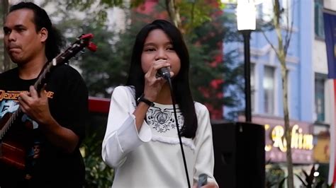 Di dalam sendu yang teramat kulihat senja yang berlabuh dan malam pun melepas layar kaku aku di sini bersama harapan terbakar verse 2: Idolanya mmg Ziana Zain,bila adik iman bwkkan lagu ini ...