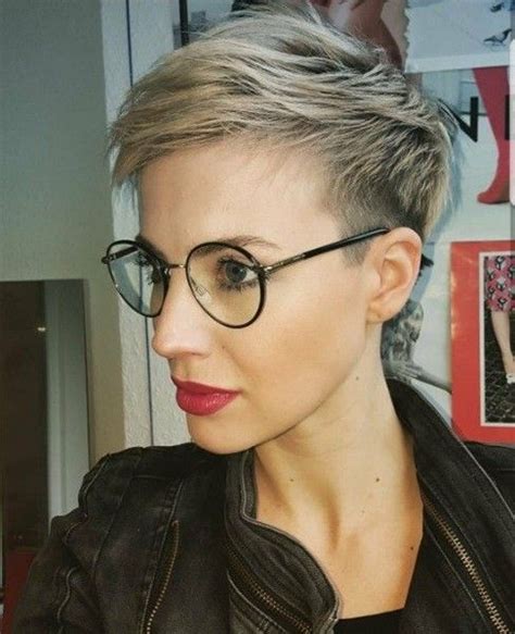 Entdecke rezepte, einrichtungsideen, stilinterpretationen und andere ideen zum ausprobieren. Frisuren Frauen Ab 60 Mit Brille