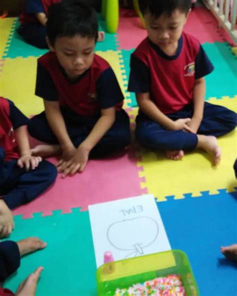 Hal ini berarti bahwa anak telah dapat mengungkapkan keinginananya, penolakannya, maupun pendapatnya dengan. Aktiviti Perkembangan Bahasa Kanak Kanak 3 Tahun