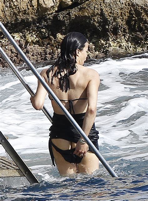 Michelle Rodriguez Nue Dans Beach Babes