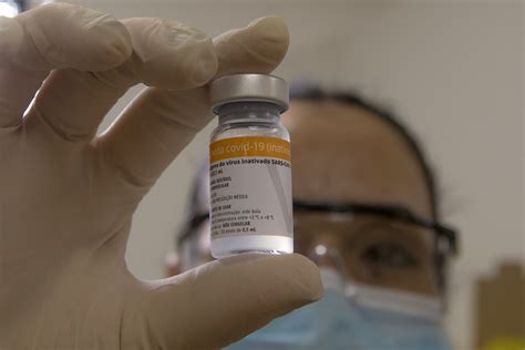 Frasco de vacina e seringa descartável para injeção na mesa de médicos. Agoniados, voluntários consideraram debandada de pesquisa ...
