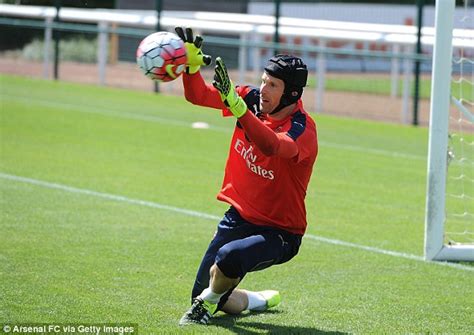 ✪ la misteriosa razón de por qué luis suárez siempre juega con la mano vendada. Petr Cech begins Arsenal glove affair as former Chelsea No ...