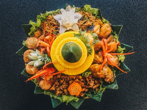 Cari referensi bentuk daun yang ingin dibuat terlebih dahulu. Cara Menghias Tumpeng Untuk Lomba, Cek Infonya Disini!