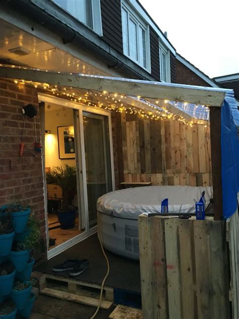 Investigate materials that will insulate the hot tub without affecting the electricity account. romantic-diy-hot-tub-cover-lighting-ideas | HomeMydesign