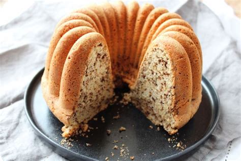 Den kuchen der länge nach halbieren und im hinteren teil des kuchen halbe schokosticks stecken, damit der deckel später nicht verrutscht. Pin auf Süßigkeiten - Kuchen