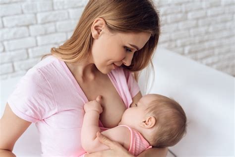 Madre joven amamantando al bebé Foto Premium