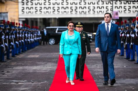 La Presidenta Xiomara Castro Deslumbra Con Su Vestuario En Las Fiestas