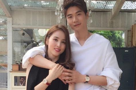 يكشف زوج الممثلة han hye jin عن صور لإبنتهما لأول مرة جاونتر آسيا شو