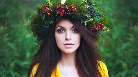 Девушка с венком из травы и ягод на голове обои для рабочего стола картинки фото