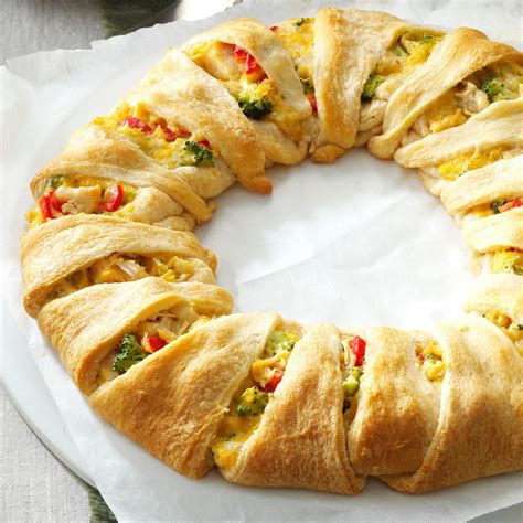 Arrange triangles, slightly overlapping, in a circle on personal size round stone with wide ends 3 (7.5 cm) from edge of baking stone (points will extend off the edge of the baking stone.). Chicken Crescent Wreath Recipe | Taste of Home