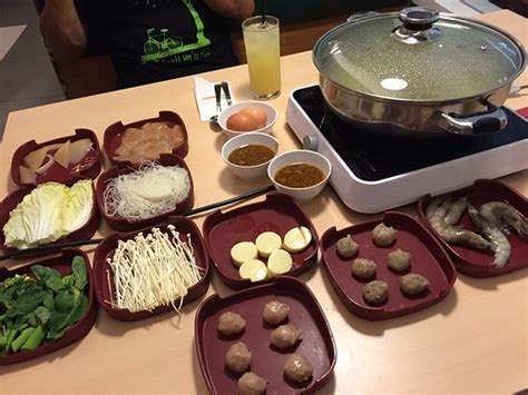 Kena keluar dekat area fountain tu, lepastu jalan ke kiri. Johnny's Restaurant Steamboat IOI City Mall - Leonalim.com