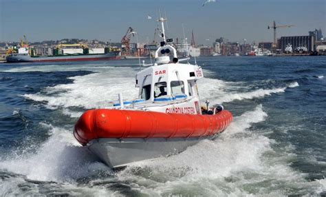 Nell'incidente ha perso la vita l'autista del mezzo. Incidente in mare a Capri, due feriti, uno grave. Gommone ...