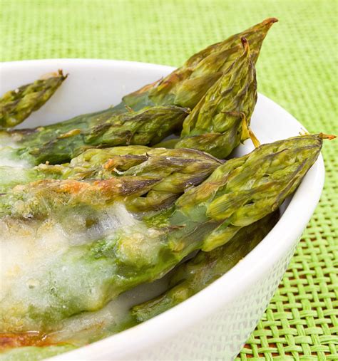 Le migliori ricette con gli asparagi per preparare tanti piatti di primavera. Asparagi gratinati: la ricetta per preparare gli asparagi ...