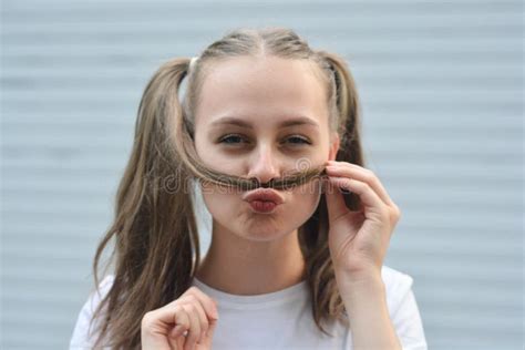 Junge MÃdchen Im Teenageralter Zu Haben LÃcheln Und Schnurrbart Mit Haarstrang Machen