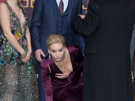 Pics Jennifer Lawrence Suffers Wardrobe Malfunction At Berlin Mockingjay Premiere Extratv