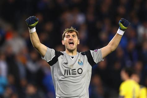 Former real madrid goalkeeper iker casillas has suffered a suspected heart attack two years after his first scare. Iker Casillas dice adiós al futbol profesional ...
