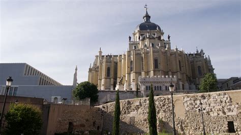 Aquí nos indicarán la fecha del sello y se puede hacer una estimación de su precio. Cuesta de La Vega - City of Madrid Film Office