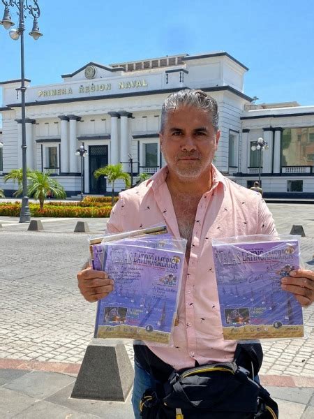 Juan Rey Le Obsequia Una Revista Al Capitán Hernández Que Ordenó Su