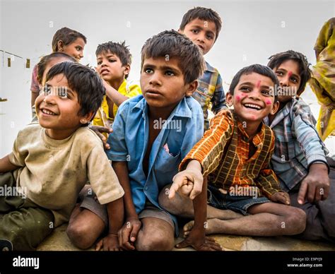 Glückliche Indische Kinder Draußen Sitzen Und Lachen über Wüste Dorf In