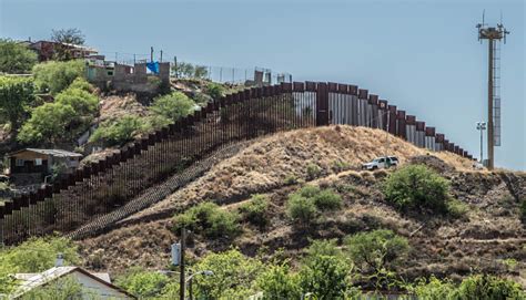 Border Fence Separating Mexico And The United States Stockfoto En Meer