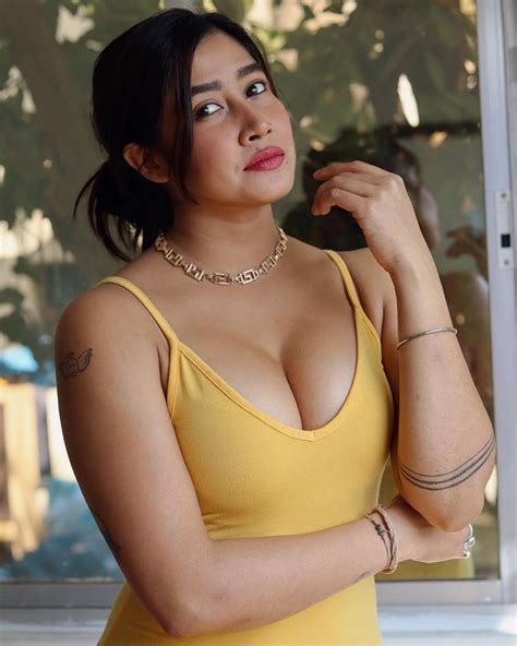 Sofia Ansari Hot Yellow Bodycon Dress Pics Goes Viral On Instagram