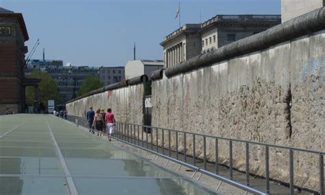 Pourquoi A T On Construit Le Mur De Berlin
