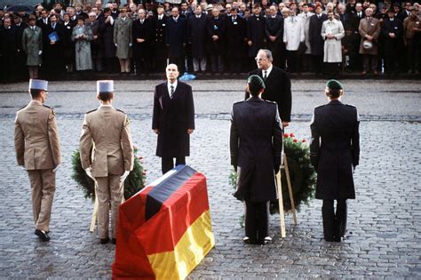 Letter by the german federal chancellor helmut kohl and french president françois mitterrand to the irish presidency of the ec. Mitterrand et Kohl à Verdun: main dans la main devant l ...