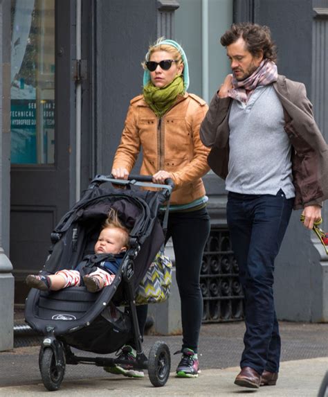 Claire Danes Hugh Dancy Stroll With Cyrus Celeb Baby Laundry
