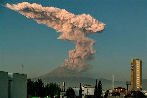 Mexicos Popocatepetl Volcano Spews Ash Glowing Rock After Crater