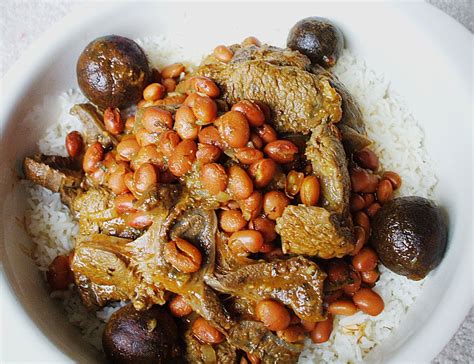 Ghormeh sabzi is a type of persian stew, or khoresh, made with fresh herbs, beans, and meat.(ghormeh means braised and sabzi means herbs in farsi.)this persian food gets its distinctive flavor from limoo amani (dried persian limes) and shanbalileh (dried or fresh fenugreek leaves), both of which are available at middle eastern grocery stores. Khoresht - e - ghormeh sabzi von aschpazi | Chefkoch.de
