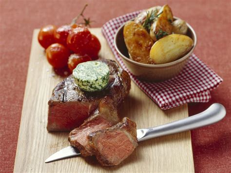 Steak mit Kräuterbutter gebackenen Kartoffeln und Tomaten Rezept