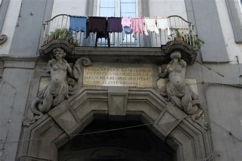 La storia dell'edificio comincia nel 1724 all'interno, inoltre, alcuni ambienti erano affrescati da francesco solimena, mentre la cappella. Palazzo Sanfelice - Film Commission Regione Campania