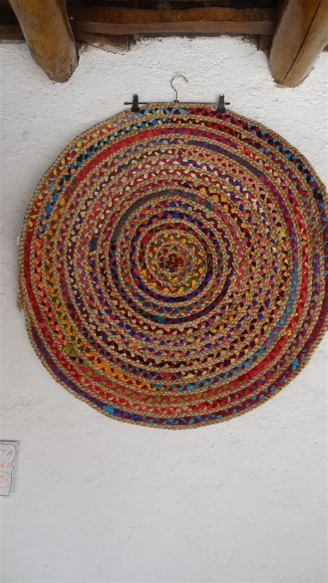 El color crudo de nuestras alfombras aporta un toque minimalista a la decoración de tu hogar, además de una sensación de calidez y confort. Jarapas Hilacar • Tienda Online • Jarapa redonda yute-tela Diametro 1,20 en 2020 | Yute, Cestas ...