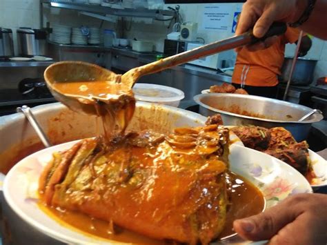 Kari ikan sedap dimakan bersama sambal belacan dan ikan goreng. Nasi Banyak, Lauk Kari Ikan Bersama Ikan Goreng & Bendi ...