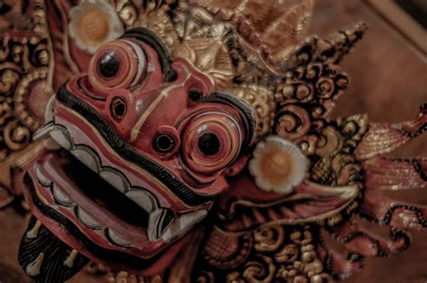 Kerajinan Ukiran Patung Kayu Tradisional Bali