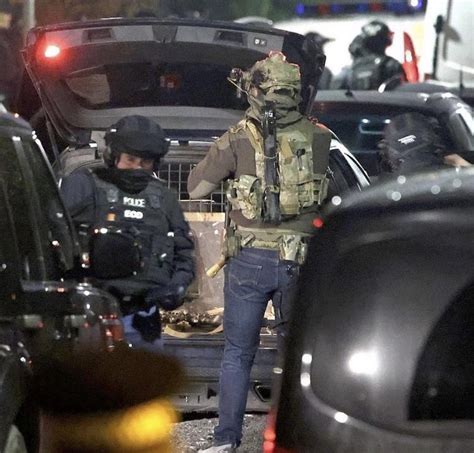 An Sas Trooper Alongside Metropolitan Police Eod During A Siege Of An