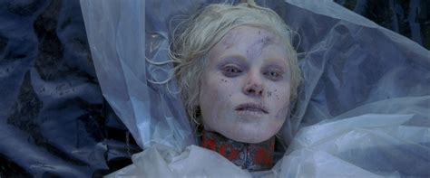 Cell is a 2016 american science fiction horror film based on the 2006 novel of the same name by stephen king. The-Cell-119