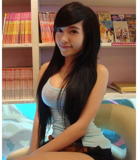 若い裸のアジアの女の子 ナレール